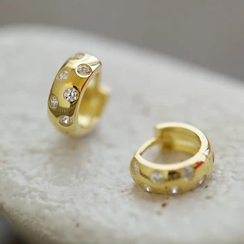 Huitan изящные золотые серьги-кольца для женщин вымощенные ослепительные круглые CZ Повседневная одежда Мода Универсальные серьги для девочек Горячие ювелирные изделия