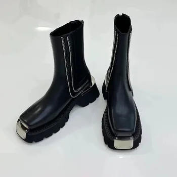 Британский стиль Металлическая декоративная кожа Mid-Tube Knight Boots Толстая подошва Черный красивый локомотив с квадратной головой Короткие ботинки