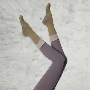  Зимние носки для йоги Профессиональные носки для йоги средней трубы для женщин Нескользящая подошва Цвет пэчворк идеально подходит для зимних тренировок по пилатесу