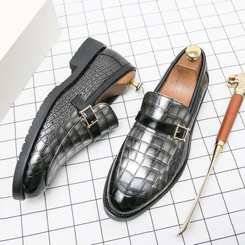 Итальянский бренд Крокодил Узор Черная кожаная обувь Лоферы с пряжкой Бизнес Мокасины Толстый низ Остроконечный носок Дизайнерская обувь