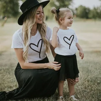 Мода Мама и я Сердечный принт Подходящая футболка Мама Папа и Сын Дочь Семейный образ Одежда Футболка Femme