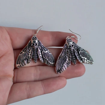 Серебряные обручи Luna Moth Huggie, серьги с готическими насекомыми, хрящевые обручи, викканские украшения с фазами луны